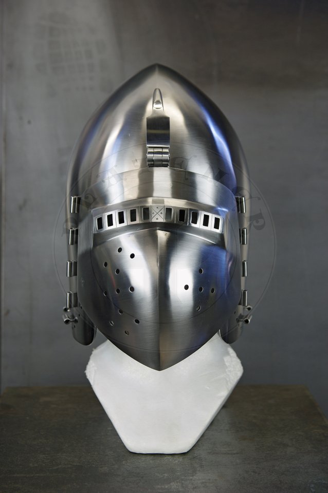 Klappvisier bascinet inspired by bascinet and visor from Deustches Historisches Museum in Berlin c. 1370-1390. Skull raised from two halves of 2 mm high quality mild steel, heat hardened and tempered up to 34 HRC. Visor raised from 2 mm medium carbon steel and hardened and tempered up to 42 HRC. Visor hinge made of medium carbon steel. Visor is removable. /Klappvisier zainspirowany hełmem oraz zasłoną z Deustches Historisches Museum w Berlinie, datowanych na 1370-1390. Dzwon wykuty z dwóch połówek 2 mm wysokiej jakości stali niskowęglowej, hartowany i odpuszczany do 34 HRC. Zasłona wykuta z 2 mm stali średniowęglowej, hartowana i odpuszczana do 42 HRC. Zawias zasłony wykonany ze stali średniowęglowej. Zasłona jest zdejmowana.