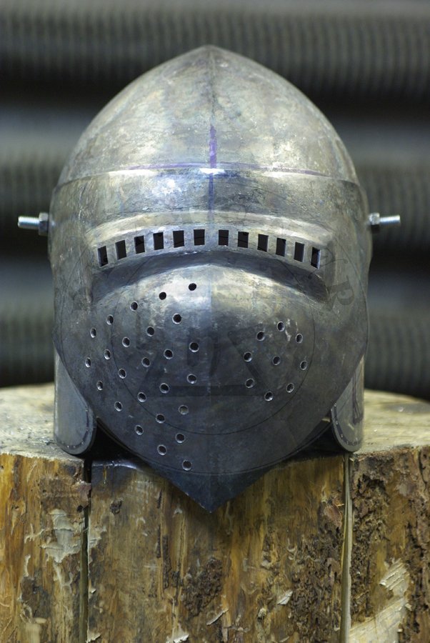 Hartowany klappvisier z zason na zawiasach skroniowych, koniec XIV wieku. Dzwon i zasona kute z jednego kawaka stali redniowglowej./ Heat hardened klappvisier bascinet with side mounted visor, end of XIV c. Skull and visor each raised from one piece of steel.