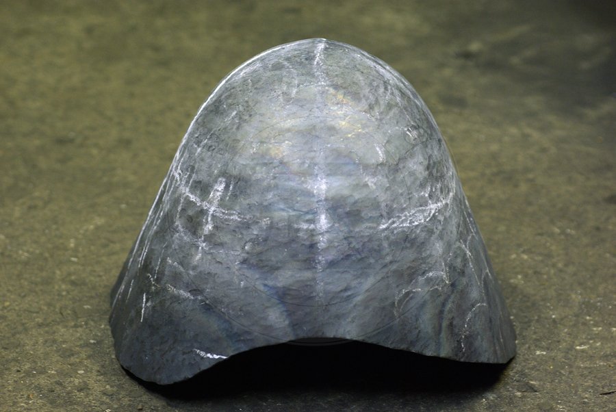 Hartowany klappvisier z zason na zawiasach skroniowych, koniec XIV wieku. Dzwon i zasona kute z jednego kawaka stali redniowglowej./ Heat hardened klappvisier bascinet with side mounted visor, end of XIV c. Skull and visor each raised from one piece of steel.