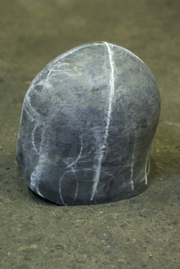 Hartowany klappvisier z zasłoną na zawiasach skroniowych, koniec XIV wieku. Dzwon i zasłona kute z jednego kawałka stali średniowęglowej./ Heat hardened klappvisier bascinet with side mounted visor, end of XIV c. Skull and visor each raised from one piece of steel.
