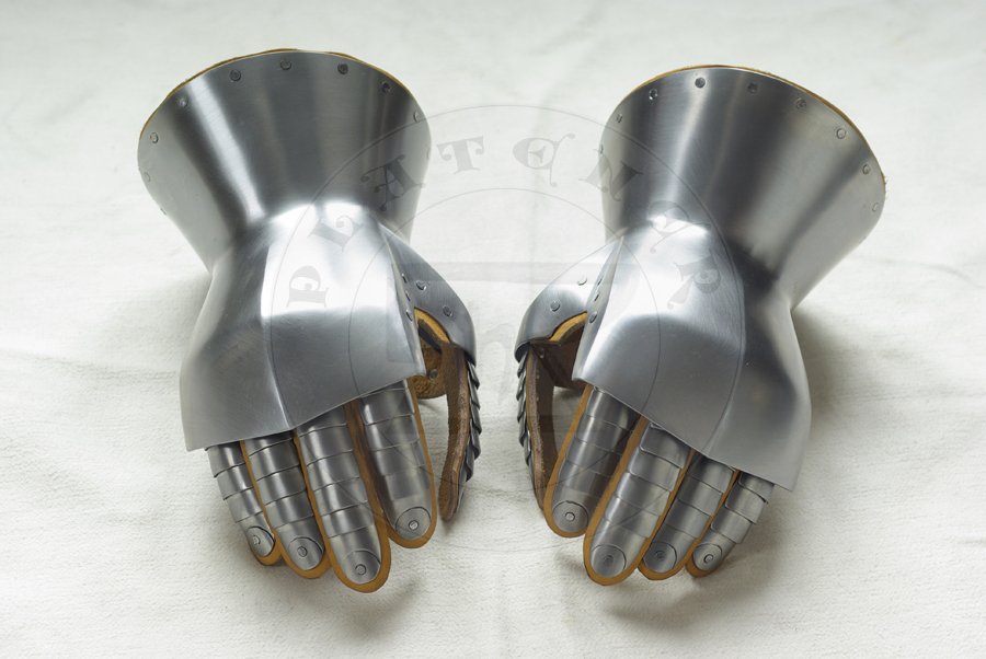 Hartowane rękawice klepsydrowe wykonane ze stali średniowęglowej./ Heat harened and tempered hourglass gauntlets made from medium carboon steel.