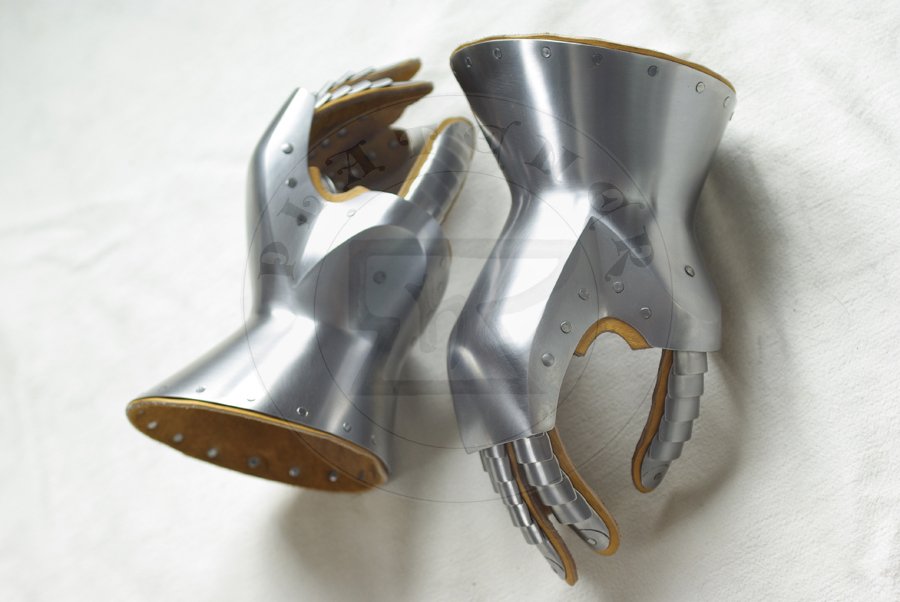 Hartowane rękawice klepsydrowe wykonane ze stali średniowęglowej./ Heat harened and tempered hourglass gauntlets made from medium carboon steel.