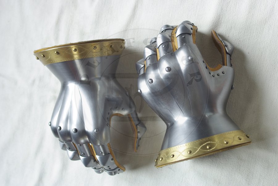 Rękawice klepsydrowe wykonane ze stali średniowęglowej./ Hourglass gauntlets made from medium carboon steel.