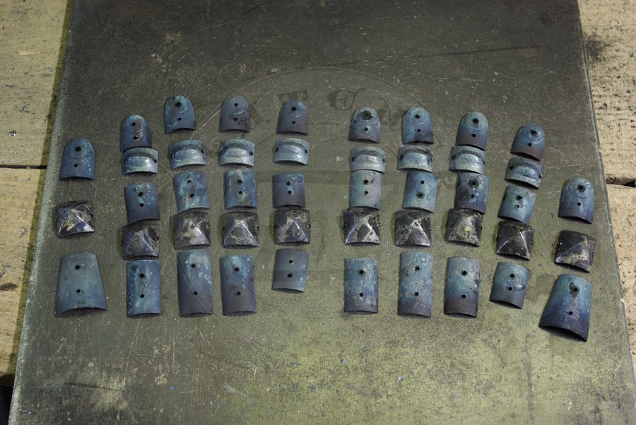 Rękawice klepsydrowe wykonane ze stali średniowęglowej, druga połowa XIV wieku./Hourglass gauntlets made from medium carbon steel, second half of XIV c.