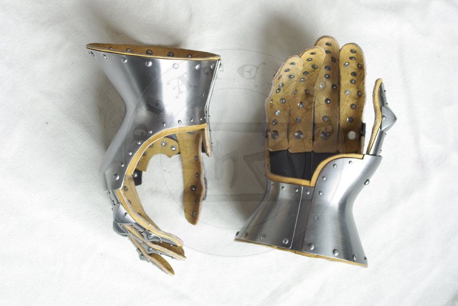 Rkawice klepsydrowe wykonane ze stali redniowglowej, druga poowa XIV wieku./Hourglass gauntlets made from medium carbon steel, second half of XIV c.