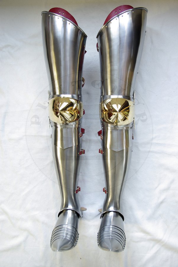 Pełne bigwanty płytowe, późny XIV wiek - początek XV wieku. Nabiodrki hartowanie i odpuszczane do 42 HRC. Nakolanniki pokryte 24 karatowym złotem./Complete leg harness, late XIV c. - begin of XV c. Heat hardened and tempered cuisses up to 42 HRC. Poleyns covered in 24 karat gold.