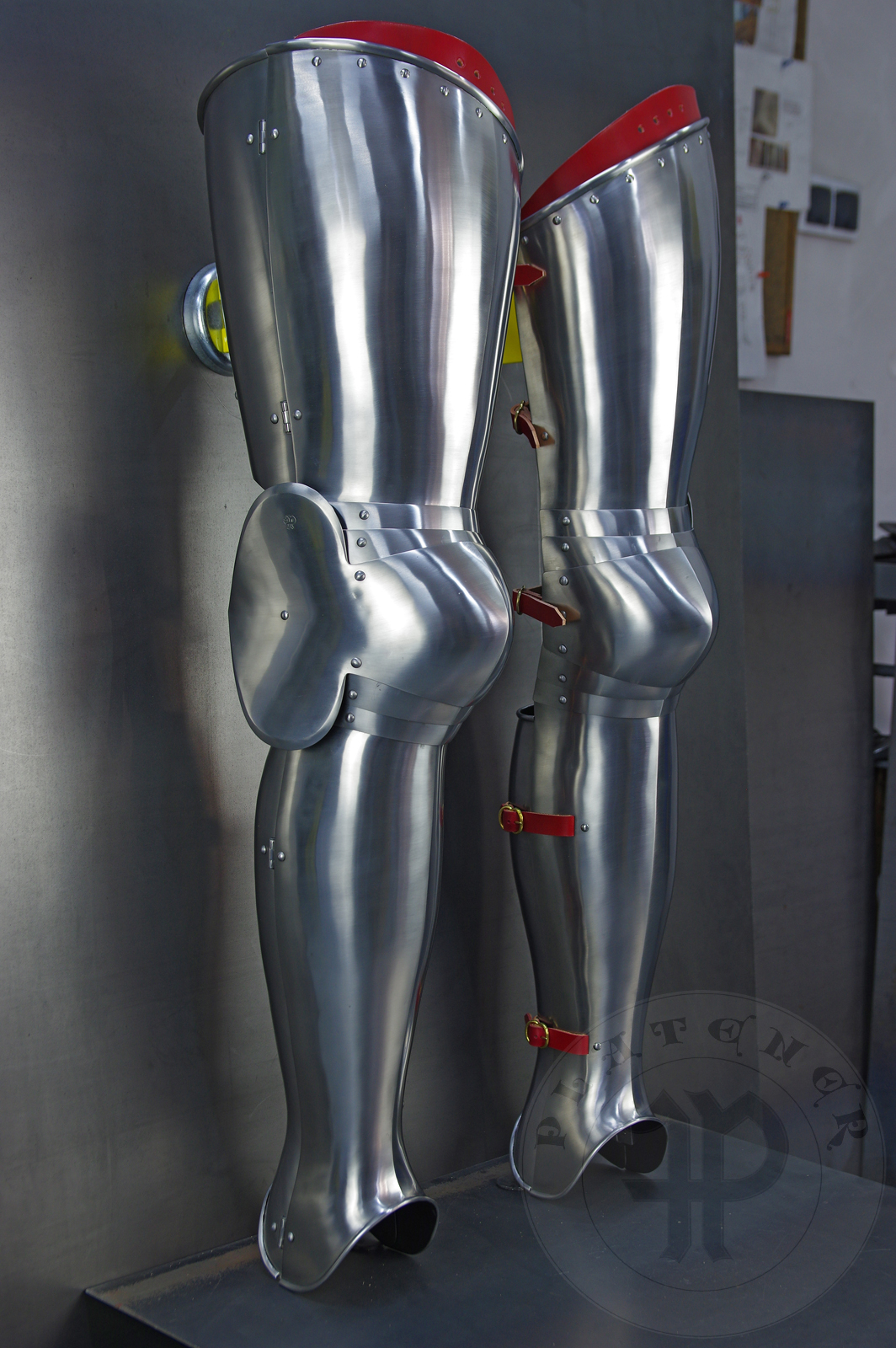 Leg harness for late 14th/early 15th c. in simple and clean form. What's unusual this time is its lack of demi-greaves and due to that bottom lame is riveted (through sliding rivets) to the extended top part of the front greave.