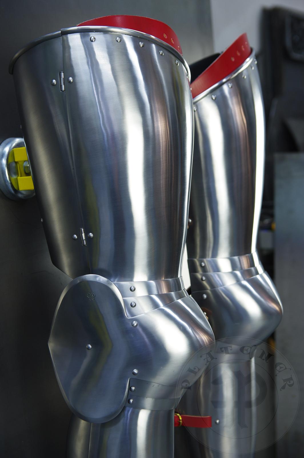 Leg harness for late 14th/early 15th c. in simple and clean form. What's unusual this time is its lack of demi-greaves and due to that bottom lame is riveted (through sliding rivets) to the extended top part of the front greave.