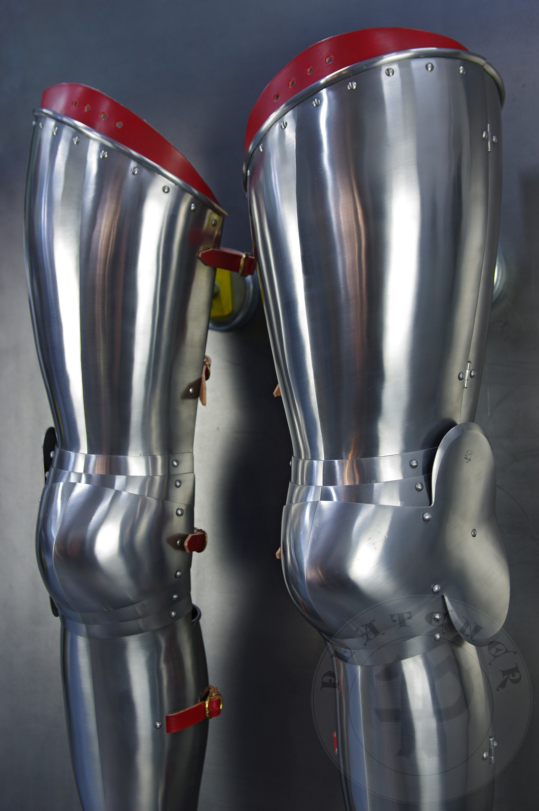 Leg harness for late 14th/early 15th c. in simple and clean form. What's unusual this time is its lack of demi-greaves and due to that bottom lame is riveted (through sliding rivets) to the extended top part of the front greave.