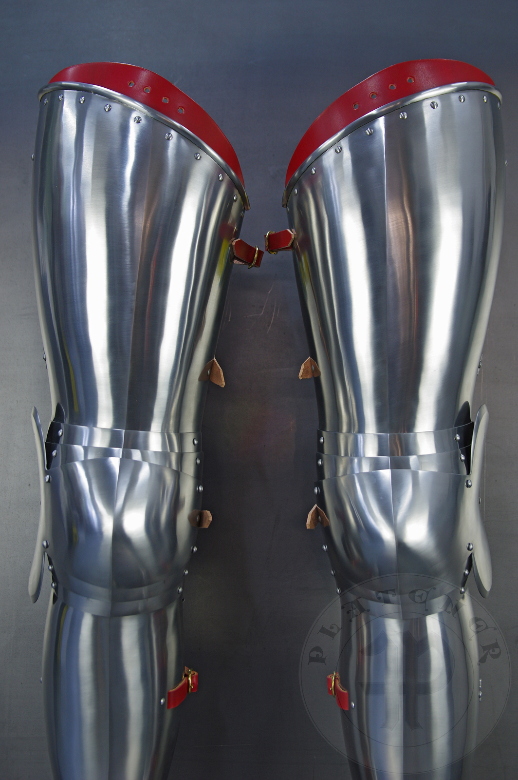 Leg harness for late 14th/early 15th c. in simple and clean form. What's unusual this time is its lack of demi-greaves and due to that bottom lame is riveted (through sliding rivets) to the extended top part of the front greave.