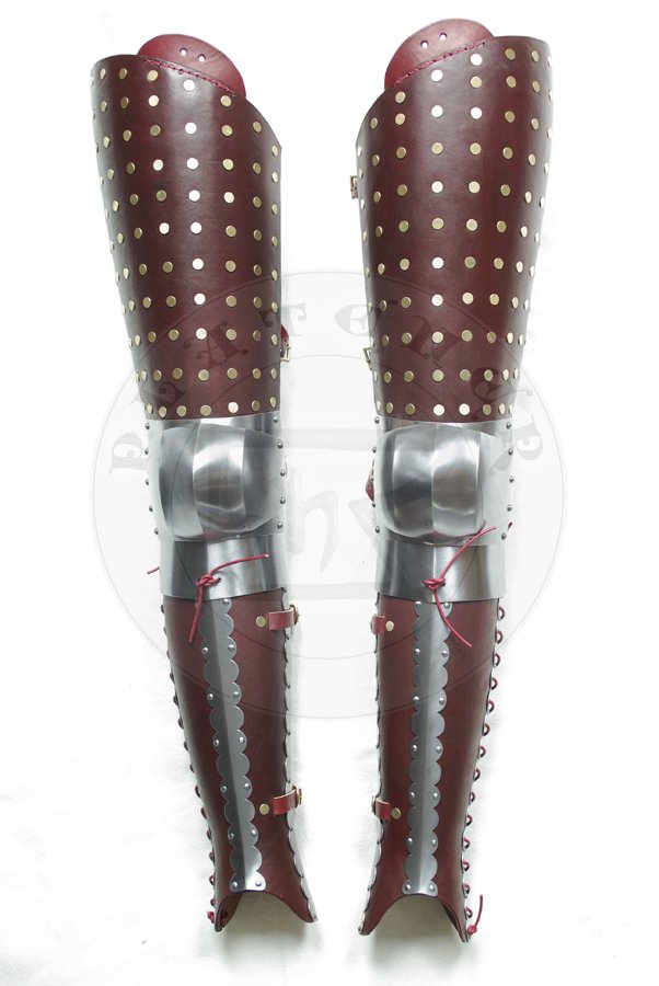 Osony ng wykonane ze stali redniowglowej oraz utwardzanej woskiem skry, poowa XIV wieku. Elementy stalowe hartowane i odpuszczane do twardoci 38-42 HRC./Leg harness made from medium carbon steel and wax boiled leather, half of XIV c. Steel elements Heat hardened and tempered up to 38-42 HRC.