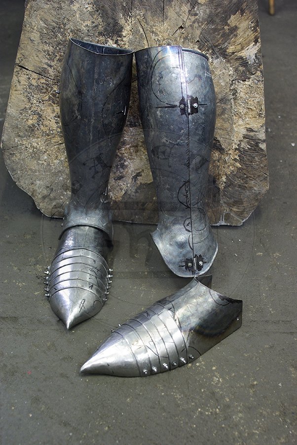 Pełne bigwanty płytowe, późny XIV wiek - początek XV wieku./Complete leg harness, late XIV c. - begin of XV c.