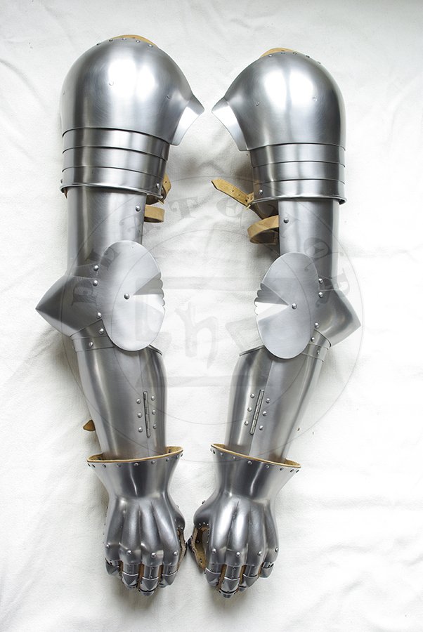 Pytowe osony rk wykonane w caoci ze stali redniowglowej, druga poowa XIV wieku. Hartowane i odpuszczane do twardoci 38-42 HRC./Plate arm harness made from medium carbon steel, second half of XIV c. Heat hardened and tempered up to 38-42 HRC.