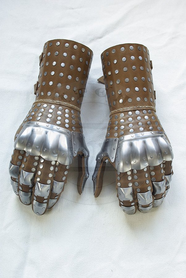 Rękawice wzorowane na rękawicach z Wisby nr 3, połowa XIV wieku./Gauntlets based on gauntlets from Wisby n. 3, mid. XIV c.